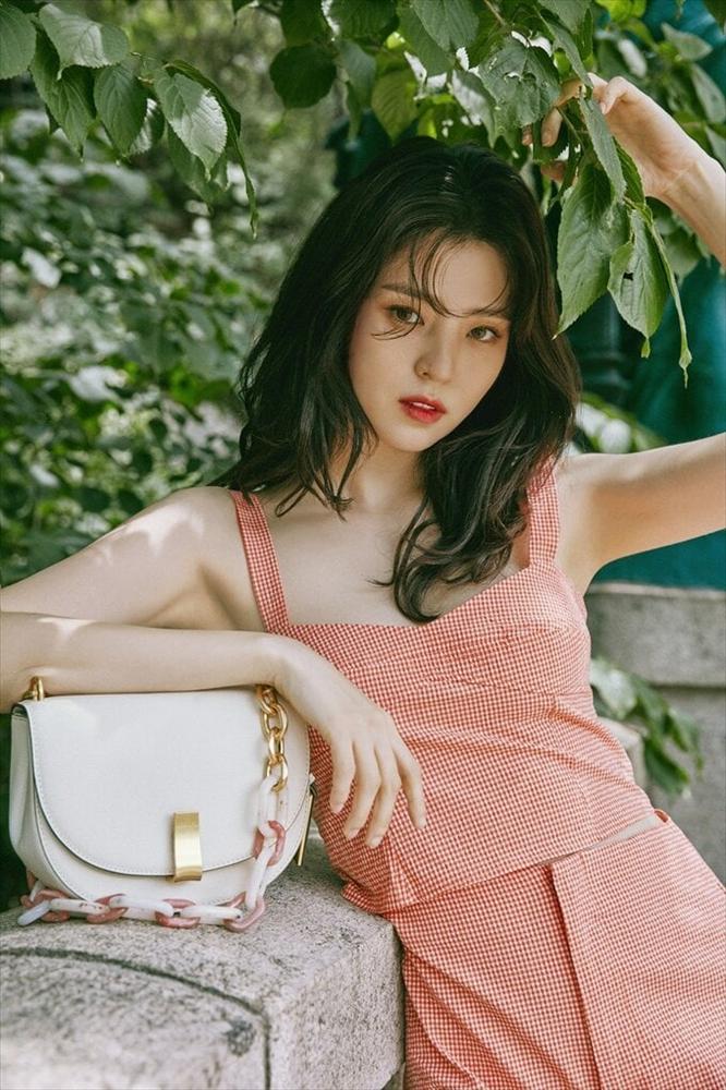 Gu thời trang của Han So Hee giao thoa giữa sự nữ tính và nổi loạn