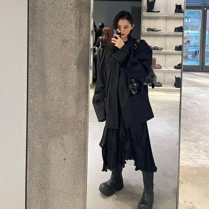 Gu thời trang của Han So Hee: Giao thoa giữa sự nữ tính và nổi loạn-7