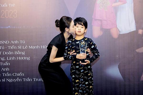 Mỹ nhân vũ trụ VFC làm mẹ đơn thân: Người yêu màn ảnh của Thanh Sơn tự chủ kinh tế nuôi con sau ly hôn-6