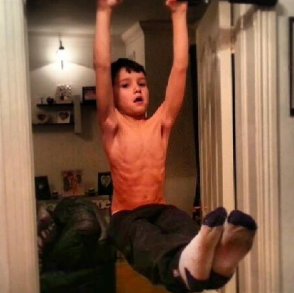 Cậu bé khỏe nhất thế giới gây sốt 10 năm trước giờ ra sao?-2