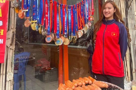 Hot girl bán lạp xưởng vỉa hè khoe 51 huy chương khiến dân mạng phát sốt là ai?