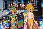 Váy dạ hội lộ nội y tràn ngập Hoa hậu Hòa bình Thái Lan-10