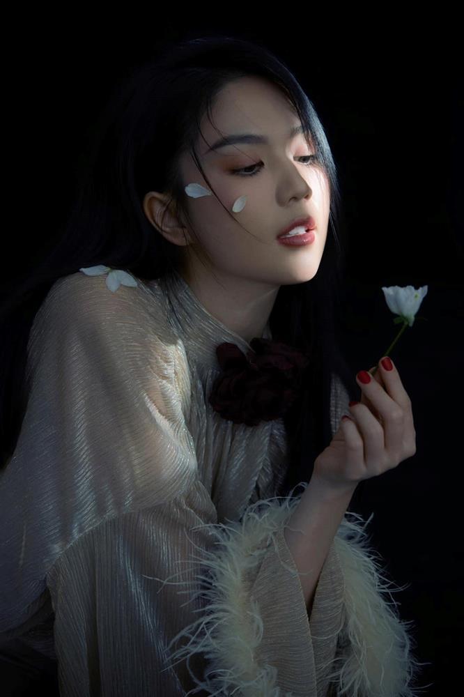 Ngọc Trinh khoe lưng trần hút mắt bên bạn bè-4