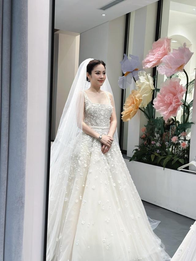 Hot mom Hằng Túi sắp lên xe hoa lần 3, được bạn trai doanh nhân cầu hôn bất ổn ở trời Tây?-2