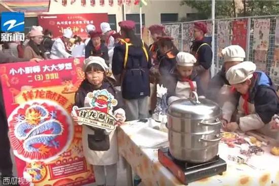 Choáng với bài tập về nhà: Học sinh tiểu học phải nấu được 24 món ăn