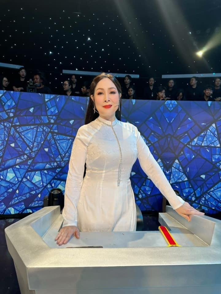 Hồng Vân khoe thành quả nỗ lực giảm 17kg trong suốt 7 năm, tự tin diện áo dài trắng như thuở đôi mươi!-2