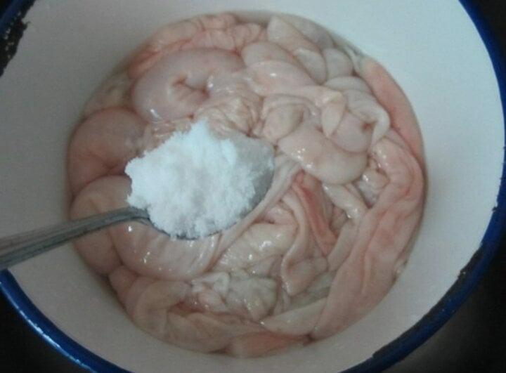 Cách làm sạch lòng lợn bằng loại bột rẻ tiền, lành tính-1