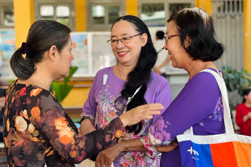 10 chị em ruột từng học một trường cấp 3 giữa trung tâm TPHCM-1