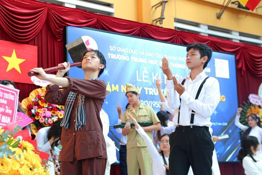 10 chị em ruột từng học một trường cấp 3 giữa trung tâm TPHCM-4