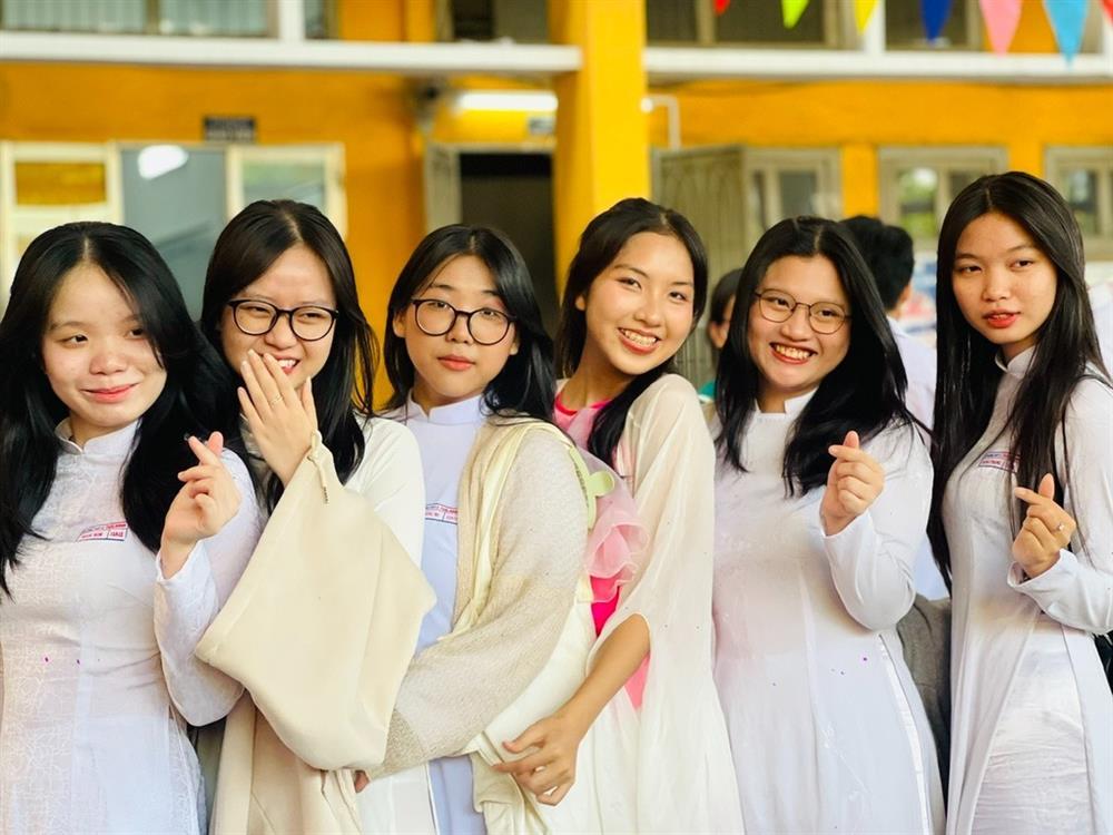 10 chị em ruột từng học một trường cấp 3 giữa trung tâm TPHCM-9