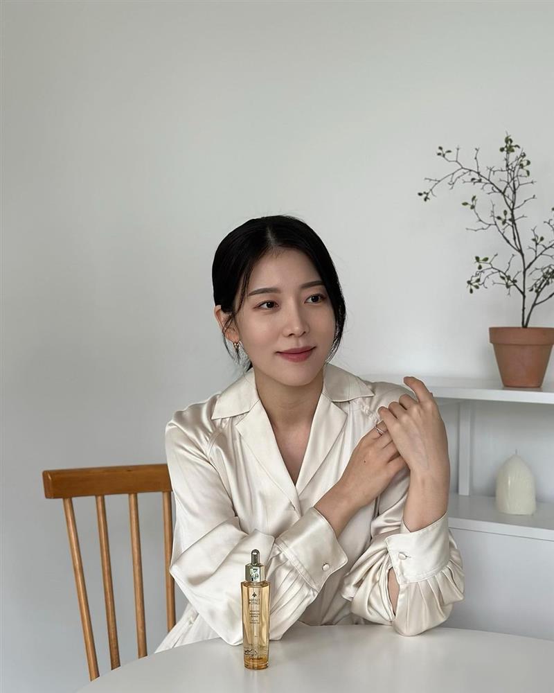 4 kiểu sơ mi ghi điểm sang chảnh và hiện đại cho nàng công sở-4