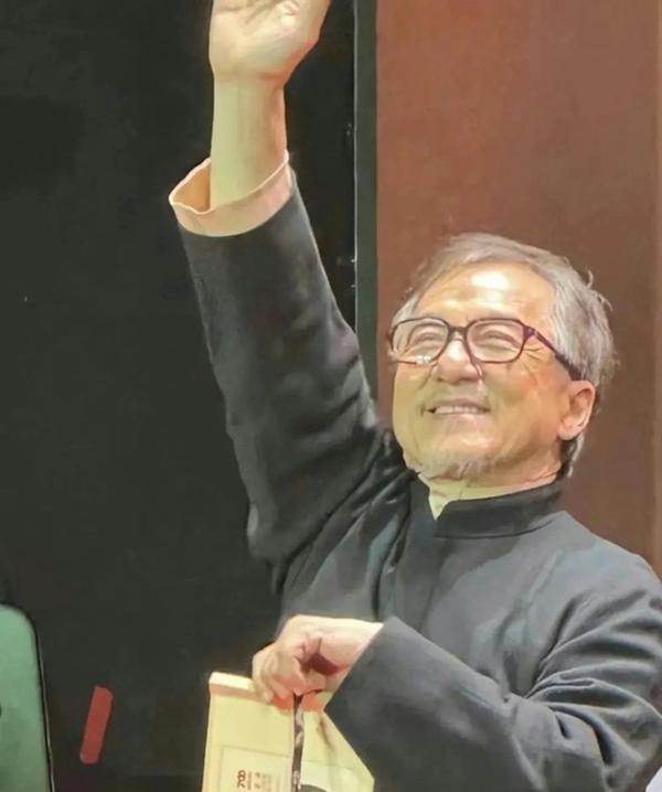 Thành Long bị chê già yếu, Hồng Kim Bảo bênh vực-2