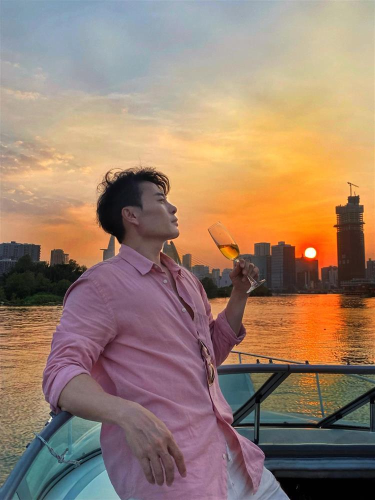 Phong cách đời thường chuẩn model của người yêu cũ Hồng Diễm-6