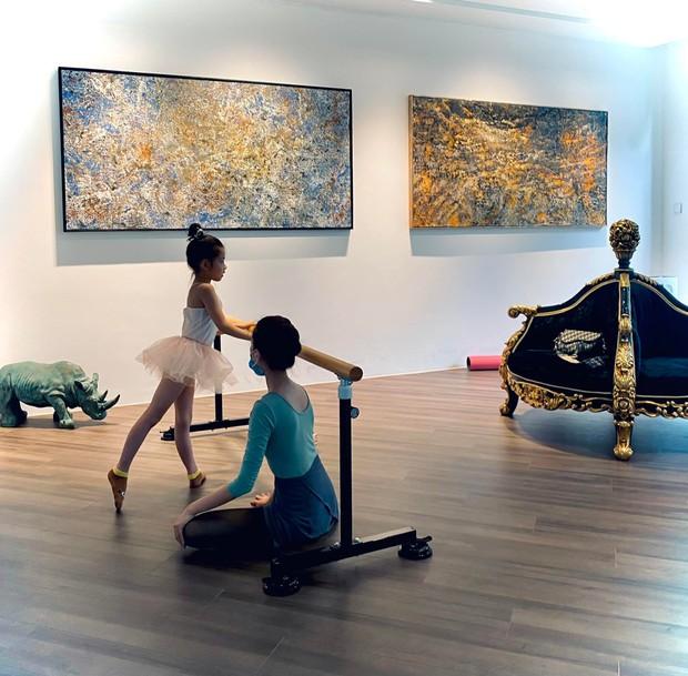 Bên trong siêu biệt thự của BTV tài chính sang chảnh bậc nhất VTV: Thiết kế nghệ như triển lãm, có bể bơi và phòng tập ballet dành riêng cho ái nữ-8