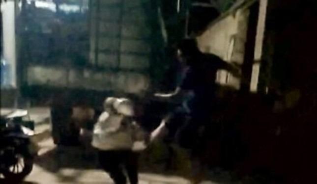 Xôn xao clip đánh con dâu trên mạng xã hội: Người bố chồng nói gì?-1