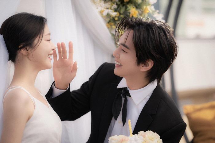 Tài tử Yoo Seung Ho bất ngờ đăng ảnh cưới khiến dân mạng Hàn bị sốc-1