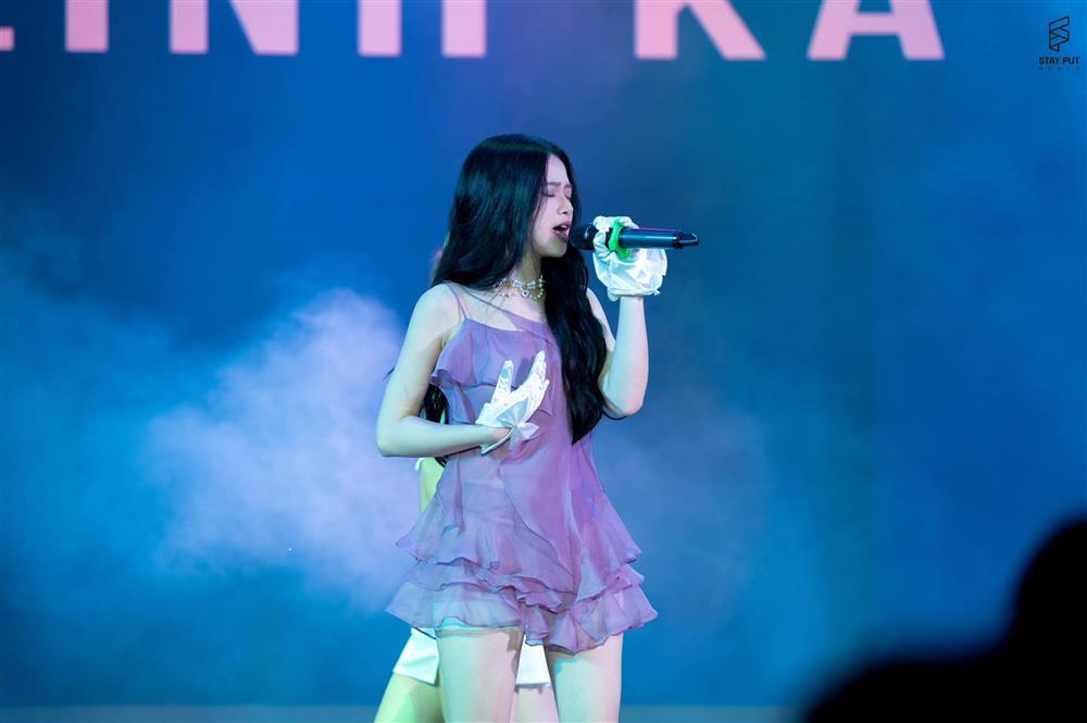 Chiếc váy siêu ngắn của Linh Ka trên sân khấu: Dân tình dụi mắt tưởng nhìn nhầm-4
