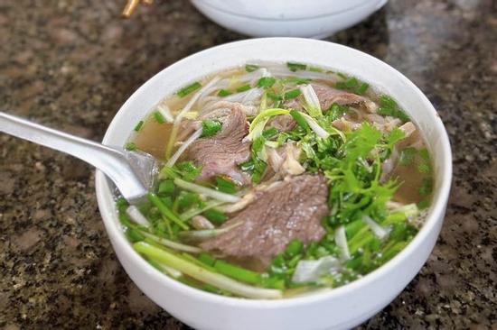 Lý do không nên vắt chanh vào bún, phở đang nóng