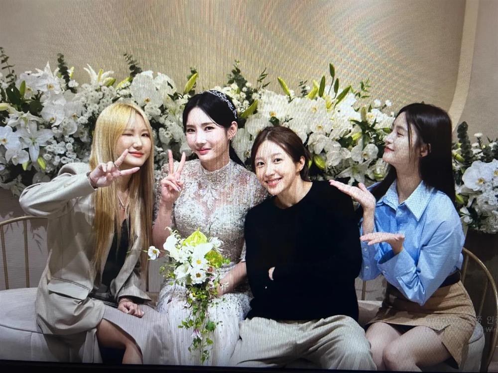 Hani (EXID) gây tranh cãi với trang phục đi ăn cưới, xuề xoà hay tinh tế?-1