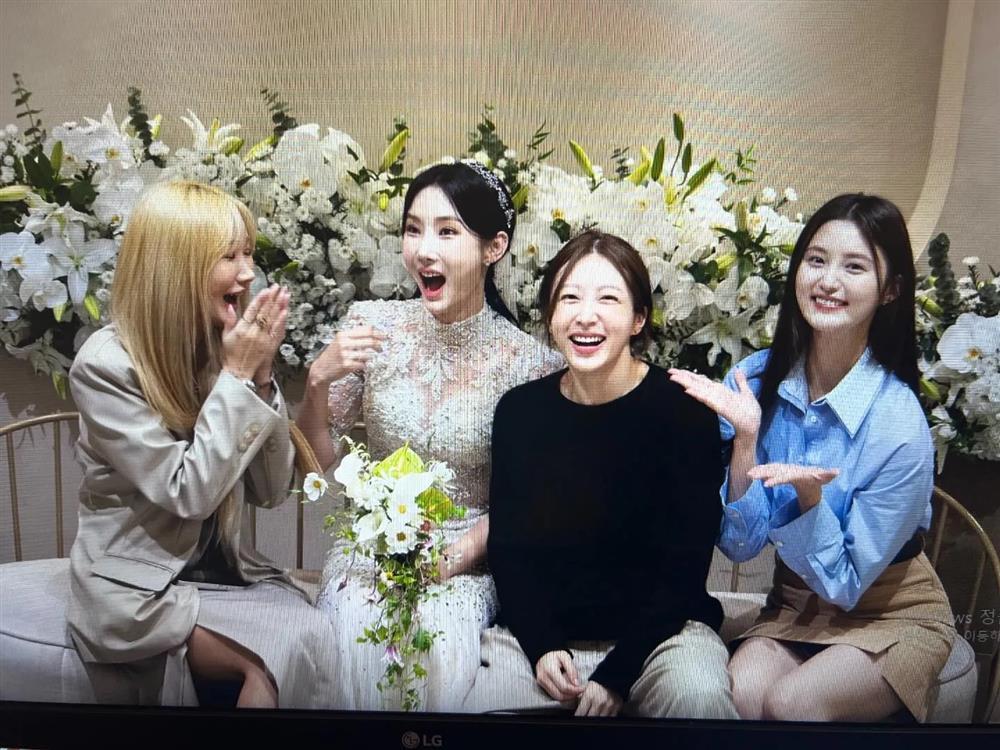 Hani (EXID) gây tranh cãi với trang phục đi ăn cưới, xuề xoà hay tinh tế?-2