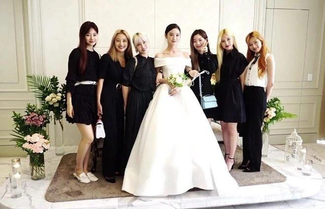 Hani (EXID) gây tranh cãi với trang phục đi ăn cưới, xuề xoà hay tinh tế?-3