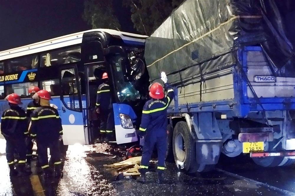 Tai nạn ô tô khách với xe tải ở Phú Yên, 8 người thương vong-1