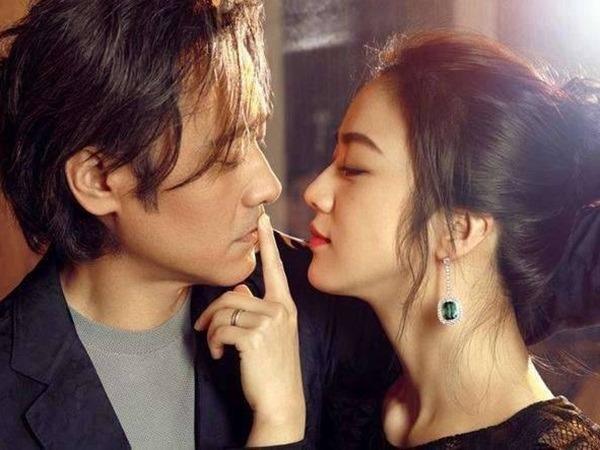 Vợ mới cưới vội trốn vào phòng tân hôn rồi lấm lét làm điều này, nhìn thứ em cầm trên tay tôi câm nín không nói nên lời-1