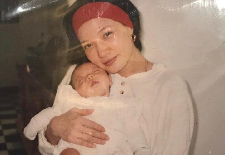 NSND Lê Khanh hé lộ loạt ảnh hiếm với con gái và tâm sự cảm xúc lần đầu làm mẹ-1