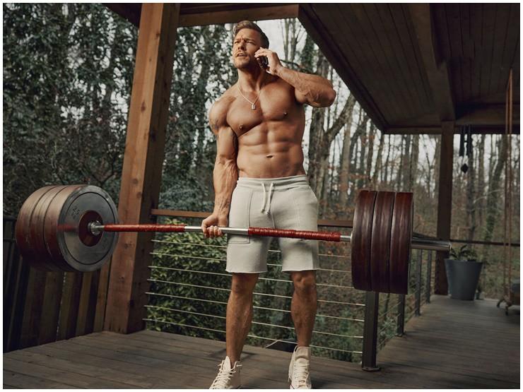 Nam tài tử U50 chỉ cởi áo thôi cũng gây sốt, sở hữu body như quái vật thể hình-3