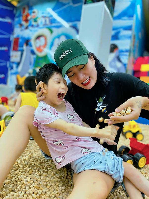 Nữ diễn viên vũ trụ VFC làm mẹ đơn thân: Minh Cúc đời thực éo le, một mình nuôi con bệnh tật-6