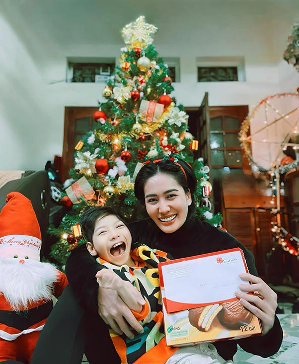 Nữ diễn viên vũ trụ VFC làm mẹ đơn thân: Minh Cúc đời thực éo le, một mình nuôi con bệnh tật-8