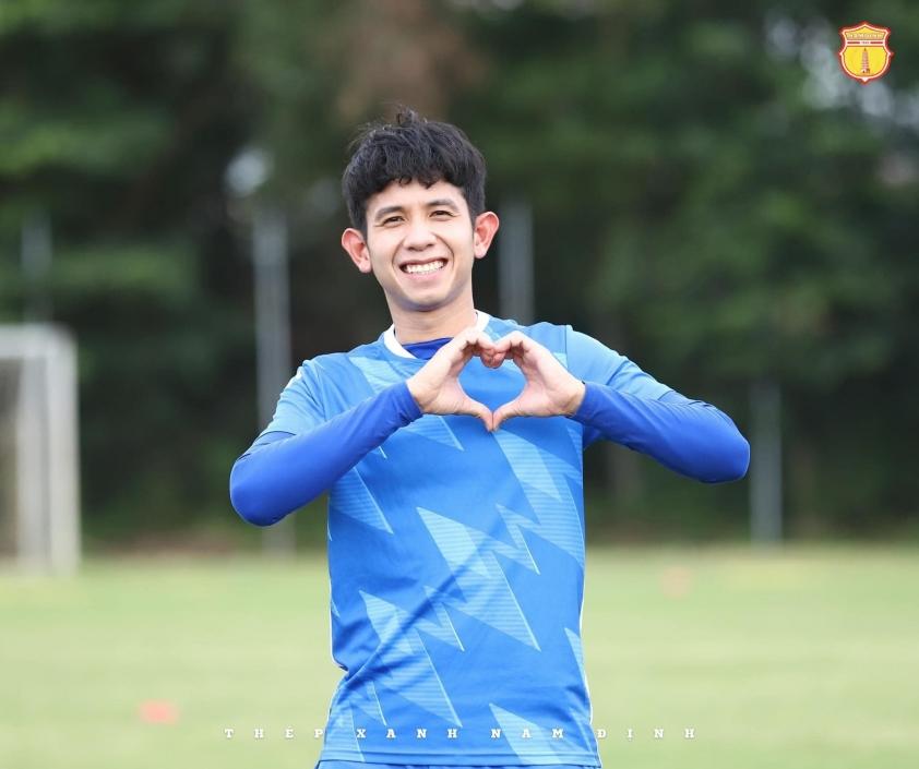 Tiếp nối Quang Hải, thêm một cầu thủ đình đám rục rịch đám cưới, hội chị em sốc khi bị cướp chú rể-6