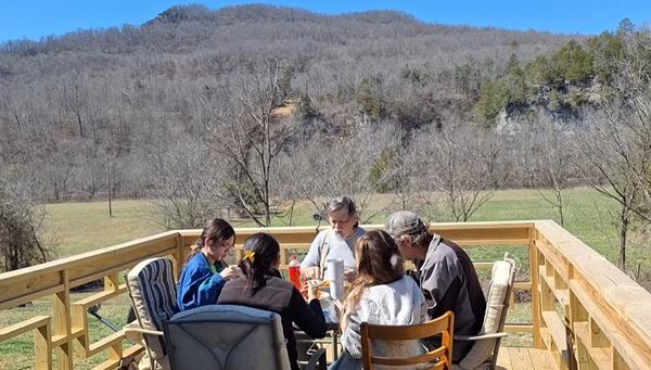 Theo chồng Mỹ về sống nơi hẻo lánh, vợ Việt tiết lộ cái giá phải trả khi tiếp quản nông trang ngút ngàn-9