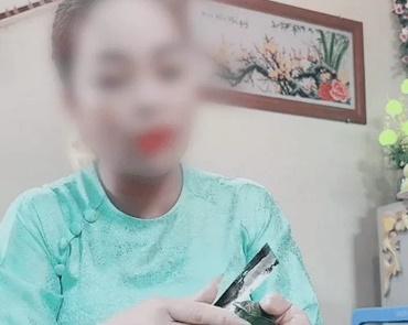 Xuất hiện cô đồng ngửi cau ở Hà Nội, hút hàng triệu lượt xem trên mạng-1