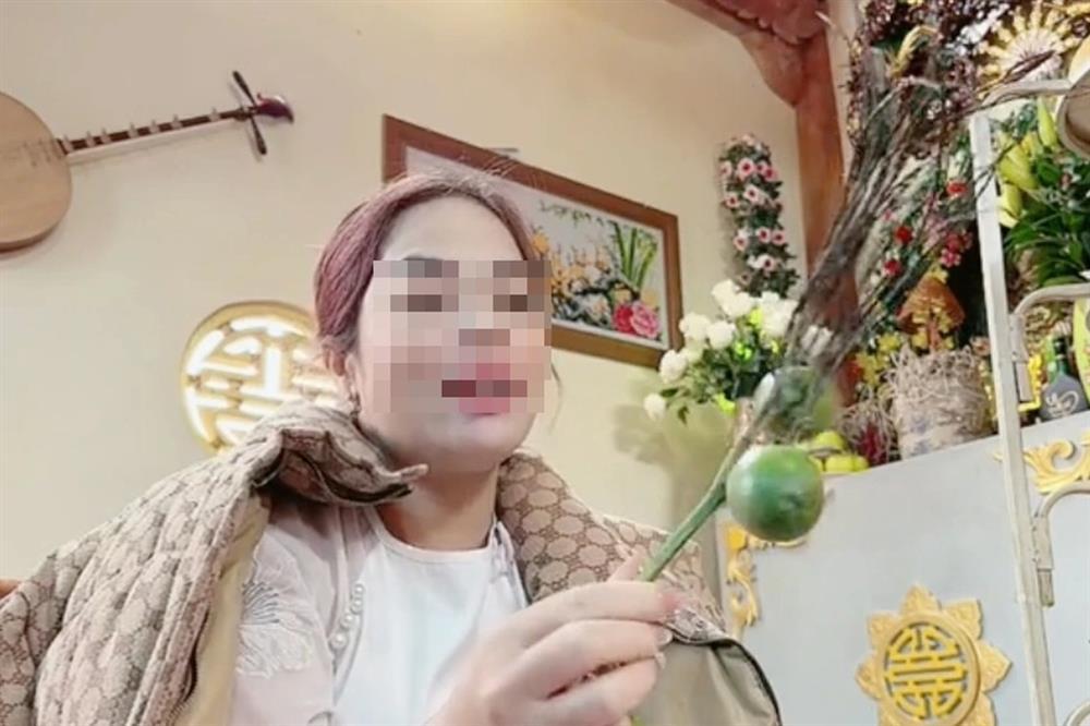Xuất hiện cô đồng ngửi cau ở Hà Nội, hút hàng triệu lượt xem trên mạng-2