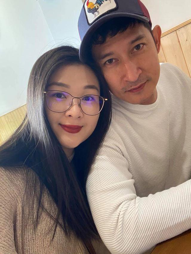 Bà xã Huy Khánh có thái độ lạ giữa tin đồn ly hôn, tiết lộ lý do cùng con gái sang nước ngoài!-3