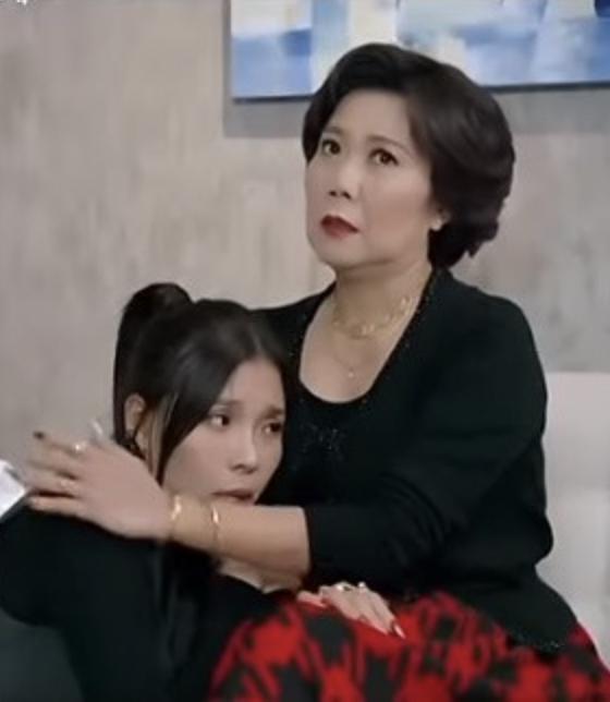 Style năng động của Hương Tươi khác hẳn vẻ sặc mùi tiền của bà chủ tiệm vàng Trạm Cứu Hộ Trái Tim-1