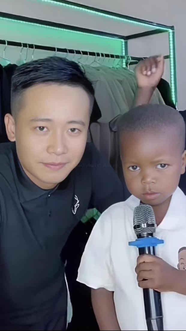 Quang Linh Vlog sắp đưa nhân vật đặc biệt về Việt Nam, fan háo hức đòi ra tận sân bay đón-5