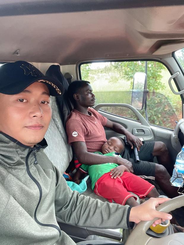 Quang Linh Vlog sắp đưa nhân vật đặc biệt về Việt Nam, fan háo hức đòi ra tận sân bay đón-4