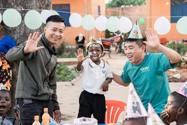 Quang Linh Vlog sắp đưa nhân vật đặc biệt về Việt Nam, fan háo hức đòi ra tận sân bay đón-3