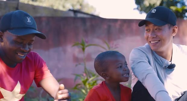 Quang Linh Vlog sắp đưa nhân vật đặc biệt về Việt Nam, fan háo hức đòi ra tận sân bay đón-2