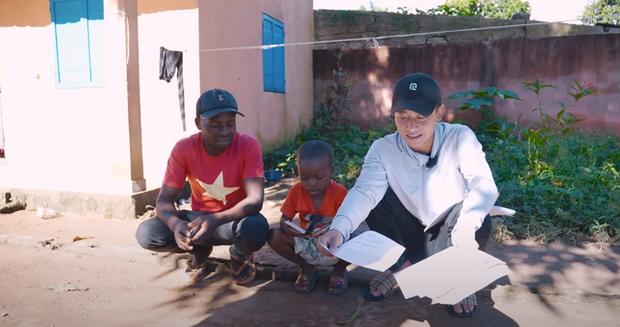 Quang Linh Vlog sắp đưa nhân vật đặc biệt về Việt Nam, fan háo hức đòi ra tận sân bay đón-1