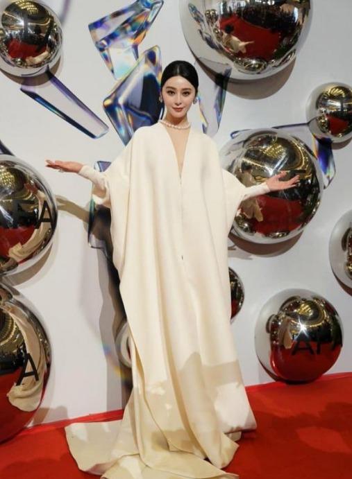 Hiếm hoi Lưu Gia Linh và Phạm Băng Băng chung khung hình, nhan sắc ra sao mà gây bão cõi mạng?-2