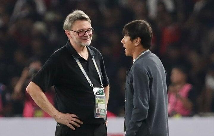 Tuyển Việt Nam thất bại, HLV Troussier vẫn tươi cười, bắt tay cầu thủ Indonesia-2