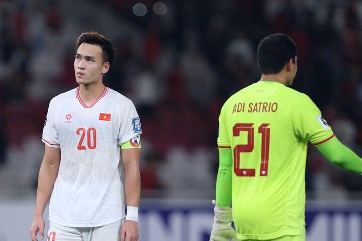 Tuyển Việt Nam thất bại, HLV Troussier vẫn tươi cười, bắt tay cầu thủ Indonesia-3