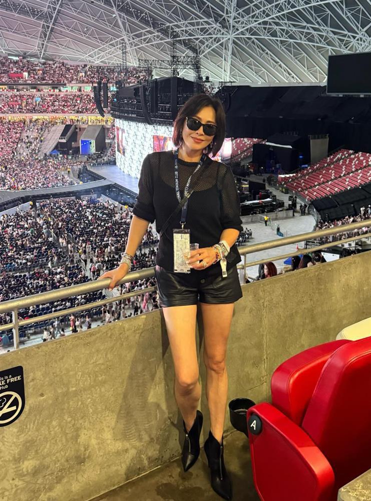 Bà xã Lương Triều Vỹ - Lưu Gia Linh hé lộ bí quyết giữ chân thon nuột nà ở tuổi U60-1