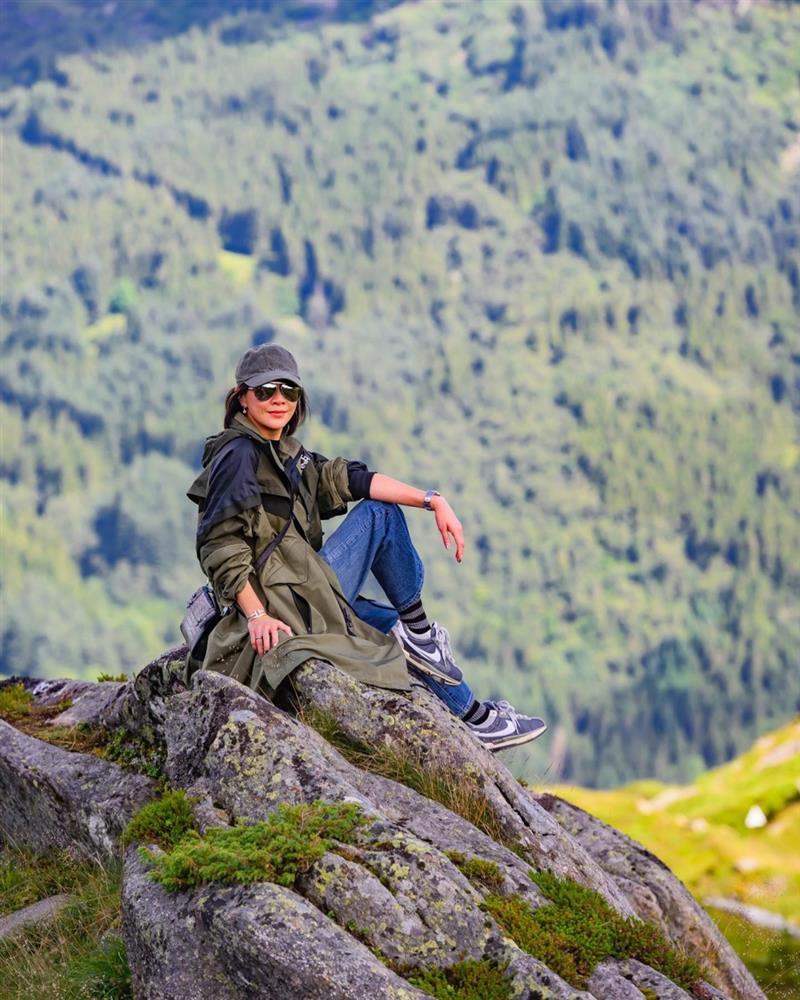 Bà xã Lương Triều Vỹ - Lưu Gia Linh hé lộ bí quyết giữ chân thon nuột nà ở tuổi U60-2