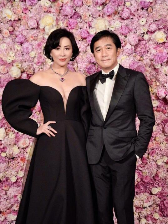 Bà xã Lương Triều Vỹ - Lưu Gia Linh hé lộ bí quyết giữ chân thon nuột nà ở tuổi U60-4