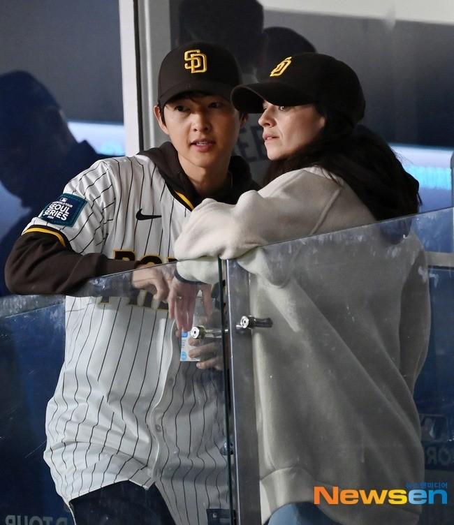 Hyun Bin - Son Ye Jin hẹn hò xem bóng chày-11