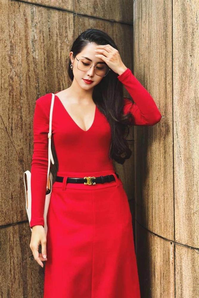 Diễn viên Tường Vi có làn da trắng như trứng gà bóc, mê kiểu áo khoe thềm ngực đầy-4